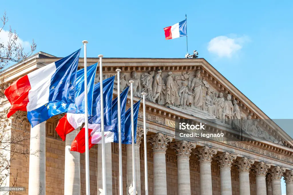 façade d'un bâtiment gouvernemental français avec drapeaux français et européens