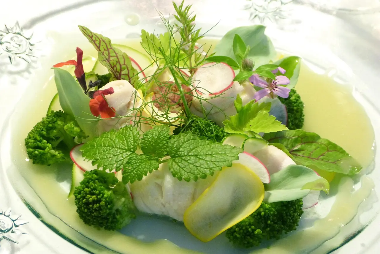 assiette de salade française avec brocoli, radis et fleurs comestibles